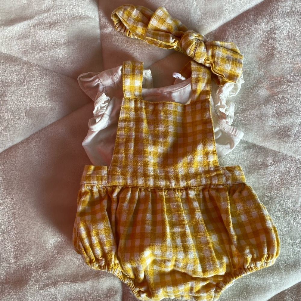 Cute checkered yellow bodysuit with white T-shirt bodysuit and bow